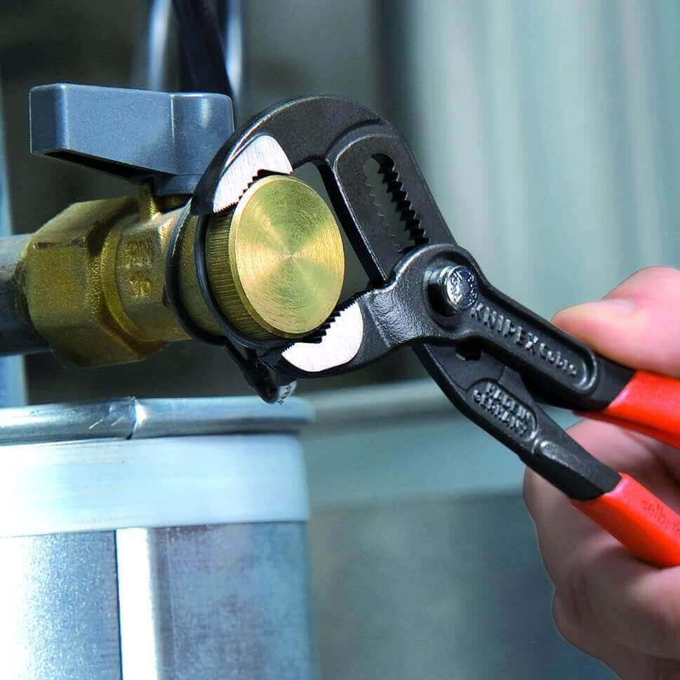 KNIPEX Cobra Matic Water Pump Pliers – Push-Button Adjustment & Automatic Self-Locking – The Classic Pliers With A Modern Twist